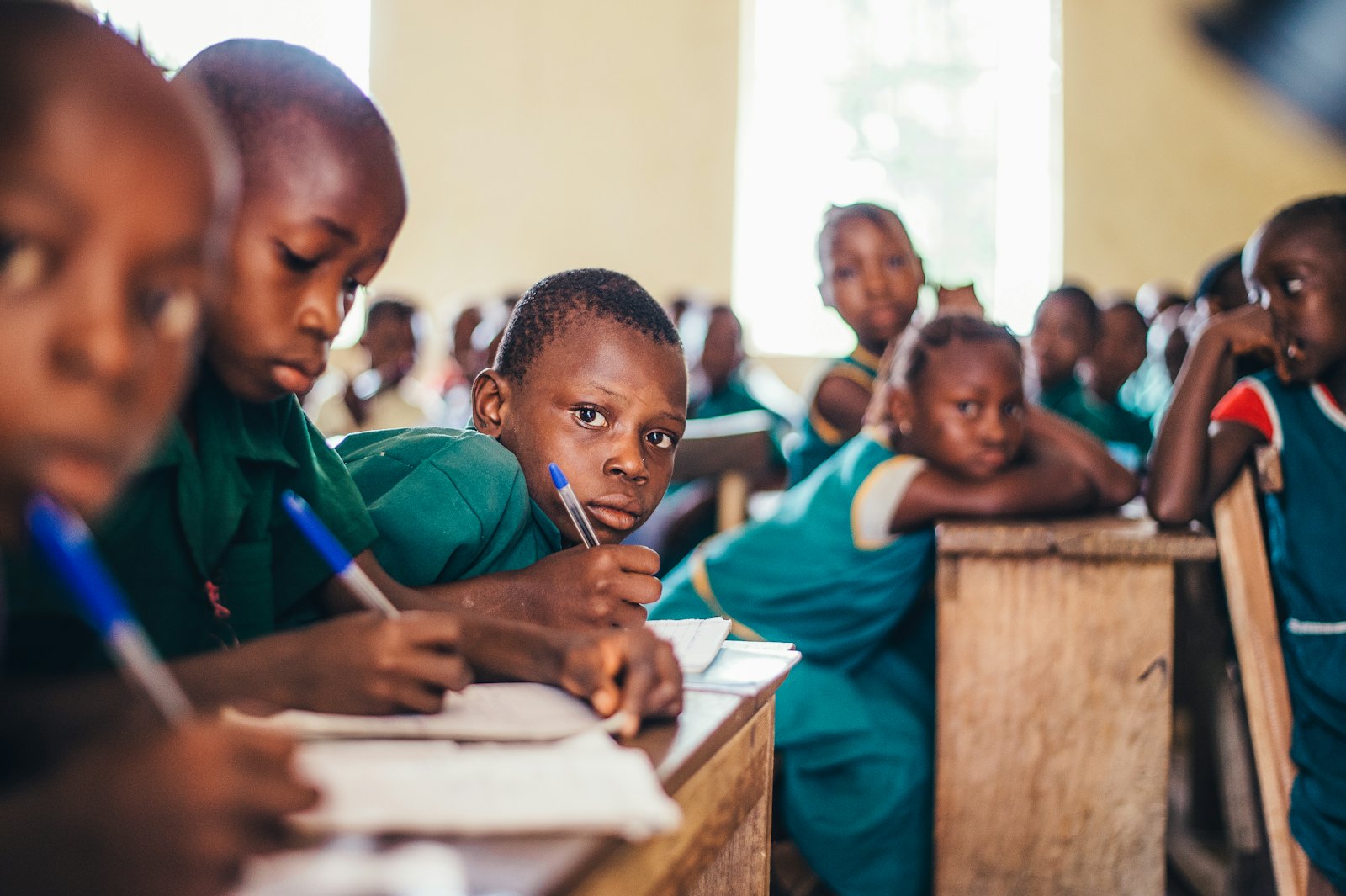 Élèves en classe, cahiers ouverts, dans un établissement d'Afrique francophone