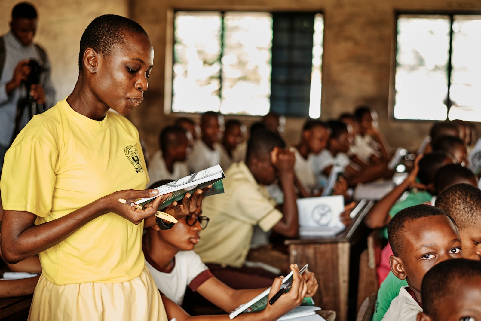 Une élève lit devant sa classe dans un établissement d'Afrique francophone