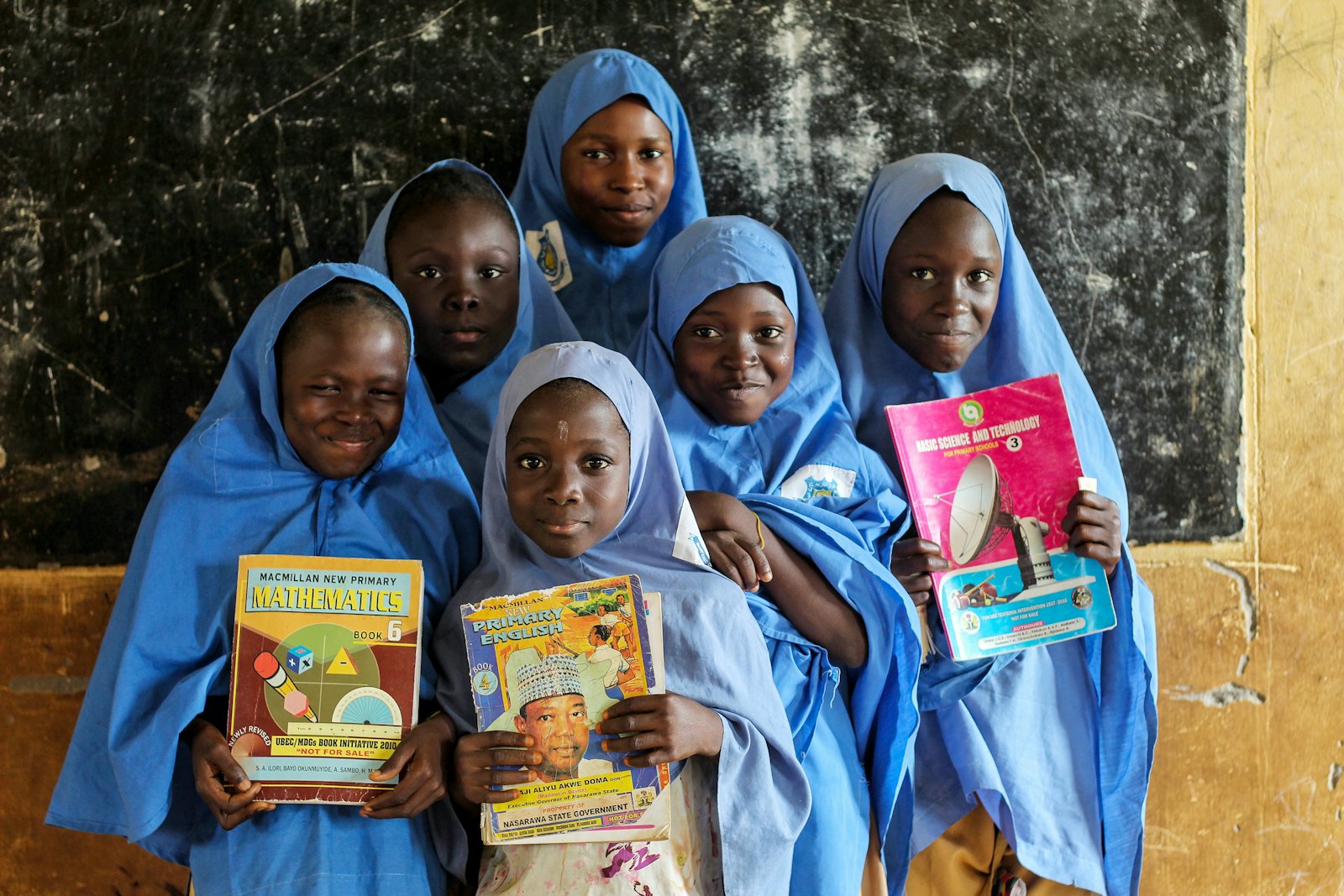 Élèves tenant leurs manuels scolaires